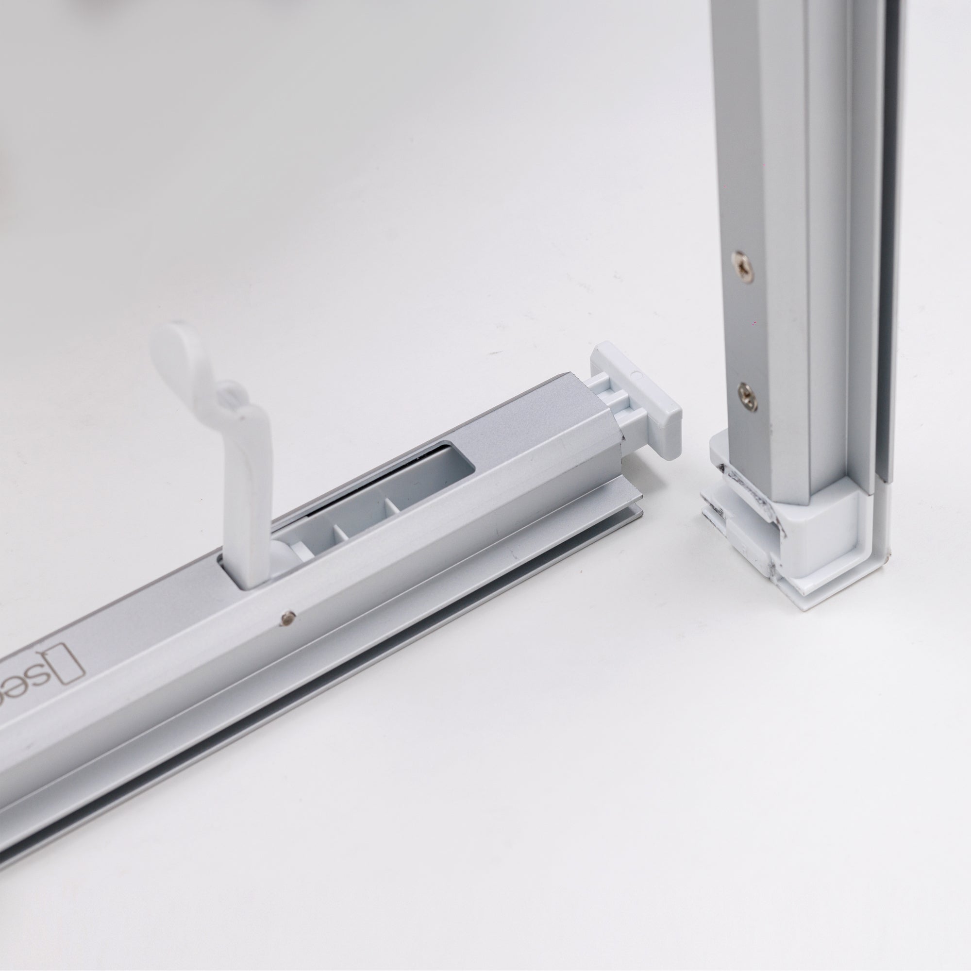 Close-up of Qseg 40 tool-free slide-and-lock assembly for large backdrop frames