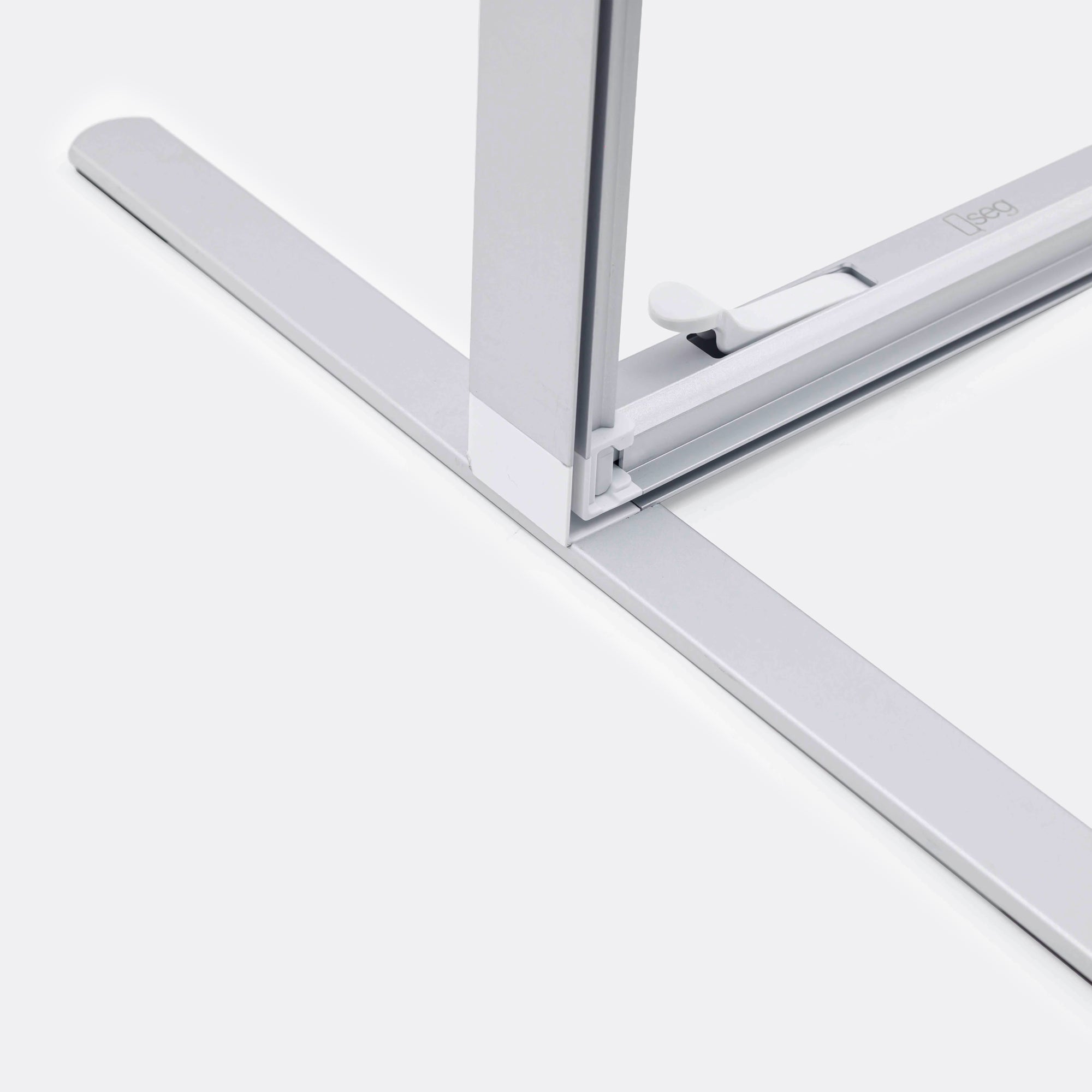 Tool-free L-connectors and bridge connectors for Qseg 40 modular booth assembly