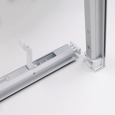 Close-up of Qseg 40 tool-free slide-and-lock assembly for large backdrop frames