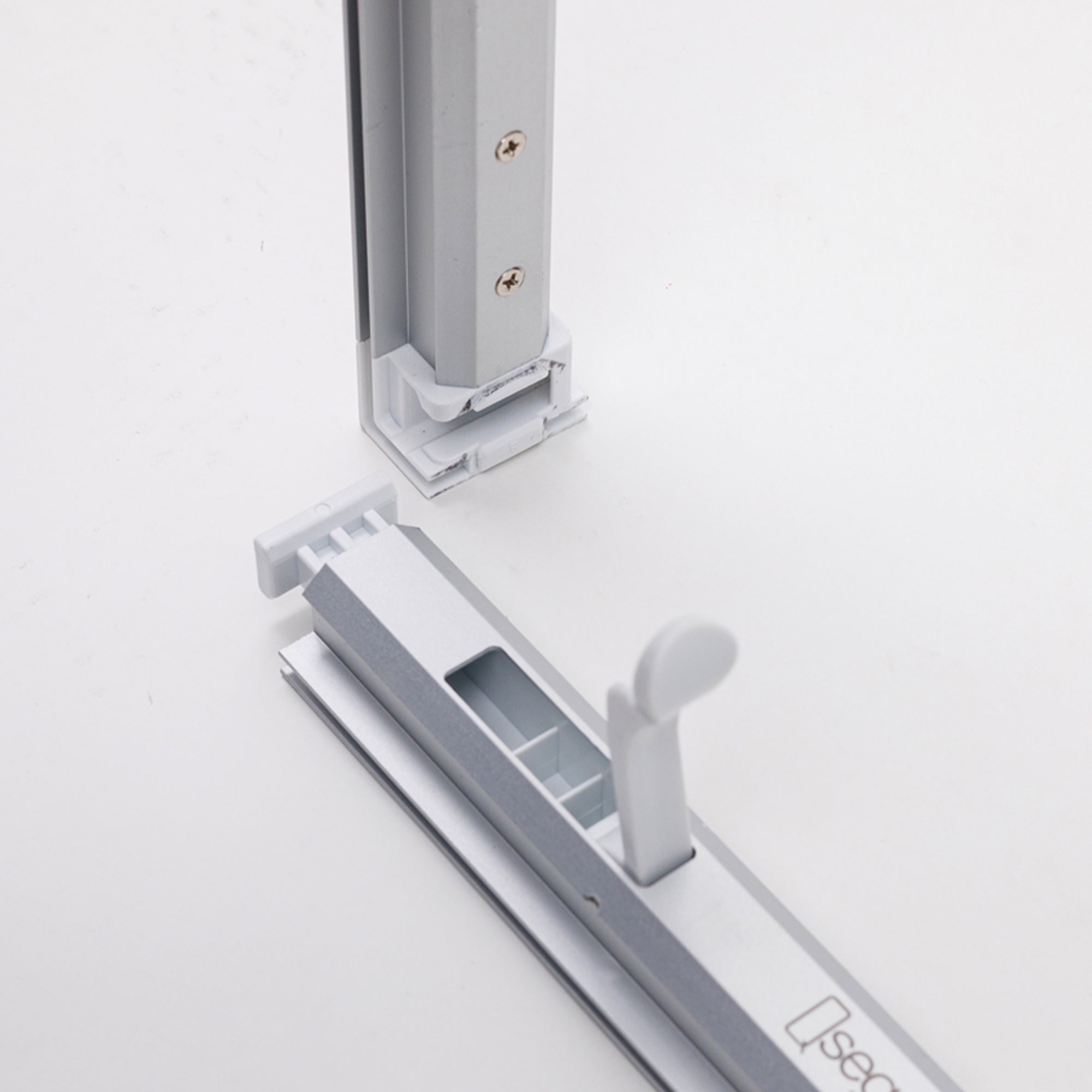 Close-up of Qseg 60 aluminum frame connector and tool-free locking mechanism for backlit trade show booth assembly